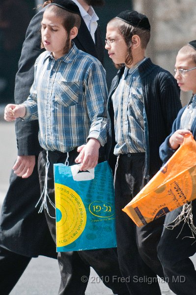 20100409_113408 D300.jpg - 2 young boys, Mea Shearim